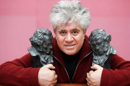 Almodóvar posa em 2007 com os dois prêmios Goya que recebeu por 'Volver': melhor diretor e melhor filme.