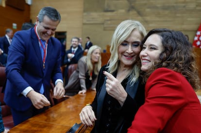 La presidenta de la Comunidad de Madrid, Isabel Díaz Ayuso, conversa con la expresidenta madrileña Cristina Cifuentes.