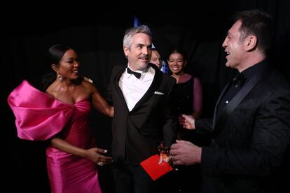 Alfonso Cuarón, en el centro, es felicitado por Javier Bardem y Angela Bassett después de recibir el galardón a mejor película de habla extranjera por 'Roma'.