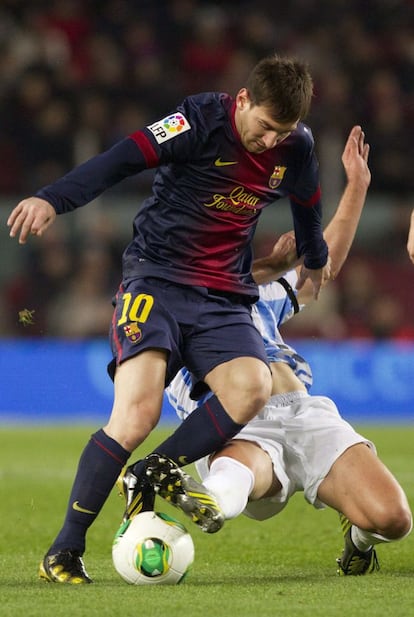 Messi con el centrocampista chileno del Málaga Iturra.