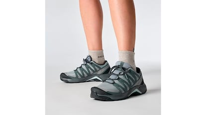 Zapatillas Salomon para mujer sobre fondo blanco.