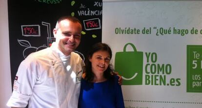 El cocinero Rodrigo de la Calle y la empresaria de Yocomobien.es, Ana Andújar, ayer, en la tienda Puntodesabor de Valencia.