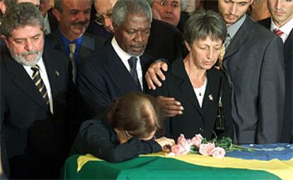 El presidente de Brasil, Luiz Inacio Lula da Silva (izq.), junto al secretario general de la ONU, Kofi Annan, preside el funeral por Sergio Vieira de Mello; postrada sobre el ataud, la madre del diplomático.