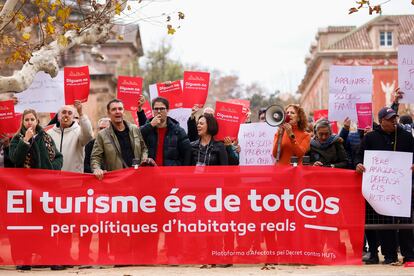 Un grupo de afectados protestan ante las puertas del Parlament.