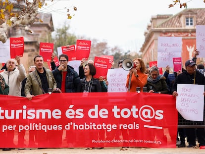 Un grupo de afectados protestan ante las puertas del Parlament.