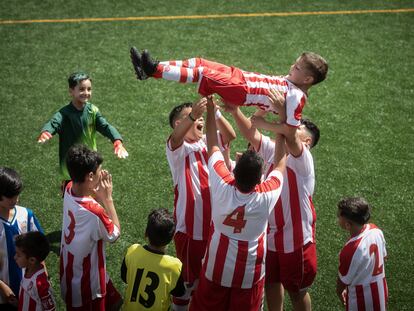 Varios jugadores del Club de Fútbol Tramontana de la Mina de Barcelona celebran una victoria durante el torneo amistoso de este sábado.