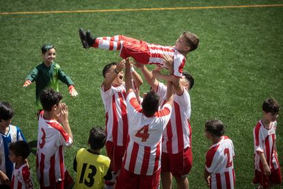 Varios jugadores del Club de Fútbol Tramontana de la Mina de Barcelona celebran una victoria durante el torneo amistoso de este sábado.