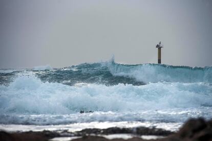 Las olas rompen en la orilla de la costa de Biniancolla, en la isla de Menorca, el viernes.