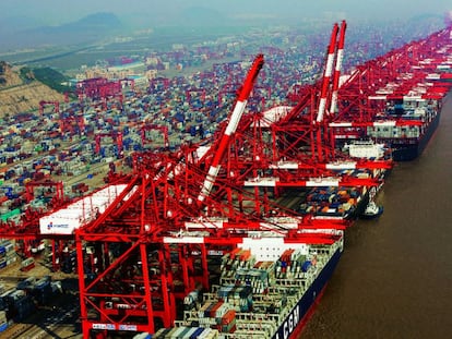 Instalaciones de carga del puerto de Shanghái.