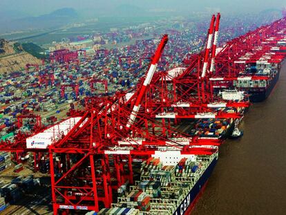 Parte del puerto de carga de Shanghái.