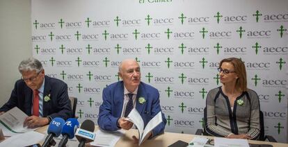 De derecha a izquierda, Helena Alloza, gerente de la AECC de Valencia, Tomás Trenor, presidente, y Antonio Llombart, vicepresidente.