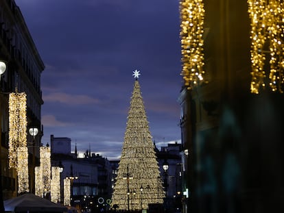 Las luces de Navidad iluminan los edificios del centro de Madrid, el 22 de diciembre de 2022.