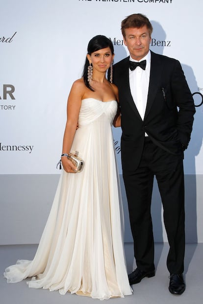Alec Baldwin con su inseparable prometida Hilaria Thomas, que lleva un vestido de Roberto Cavalli.