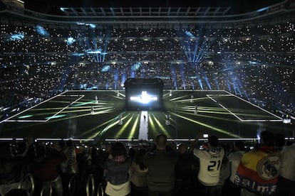 Aficionados usando su teléfono móvil durante una celebración en el estadio Santiago Bernabéu.