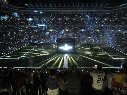 Aficionados usando su tel&eacute;fono m&oacute;vil durante una celebraci&oacute;n en el estadio Santiago Bernab&eacute;u.