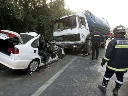 Estado en el que quedaron el turismo y el camión siniestrados ayer en Vejer de la Frontera, Cádiz.