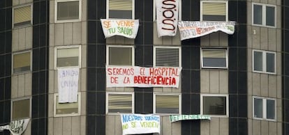 Carteles de protesta en el hospital de La Paz.