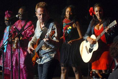 El dúo Amadou et Mariam, John Paul Jones y Amparo Sánchez (a la derecha), durante su actuación en Africa Express.