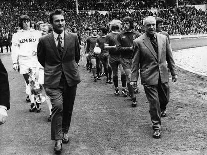 Brian Clough, Bill Shankly, al frente de las escuadras del Leeds United y del Liverpool FC en la Charity Shield de 1974