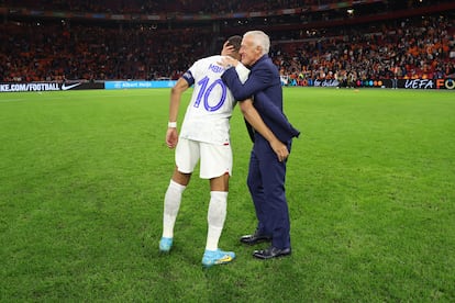 Kylian Mbappé y Didier Deschamps celebran después de vencer a Países Bajos en un partido de clasificación para la Eurocopa.