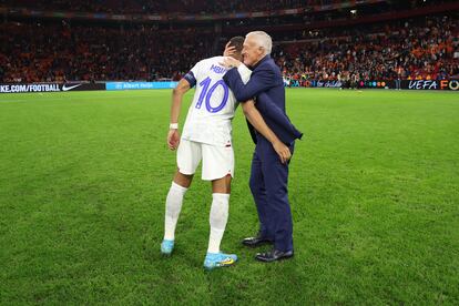 Kylian Mbappé y Didier Deschamps celebran después de vencer a Países Bajos en un partido de clasificación para la Eurocopa.