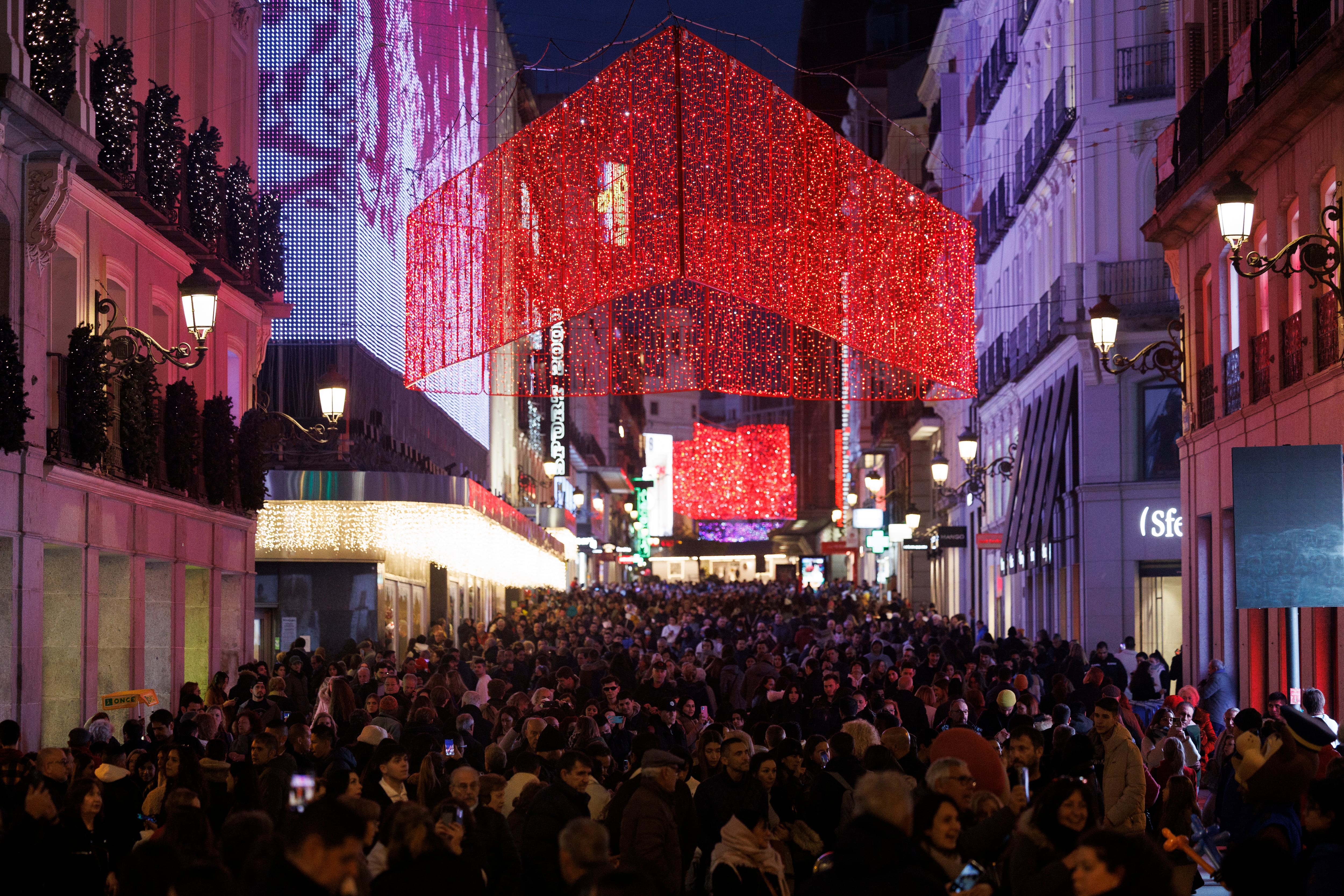 La calle Preciados llena de gente en plena campaña de compras de Navidad.