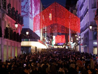 La calle Preciados (Madrid) llena de gente en plena campaña de compras de Navidad, un lunes de diciembre.