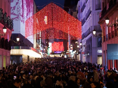 La calle Preciados llena de gente en plena campaña de compras de Navidad, en Madrid, en diciembre de 2022.