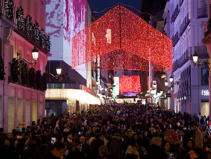 La calle Preciados (Madrid) llena de gente en plena campaña de compras de Navidad, un lunes de diciembre.