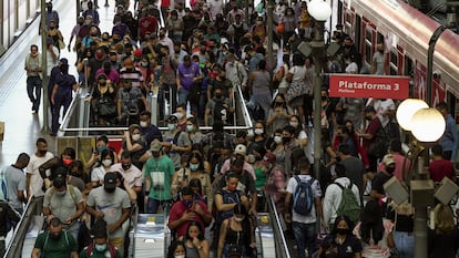 Aglomeração na plataforma da CPTM na Estação da Luz, no Centro de São Paulo, nesta segunda-feira (15)