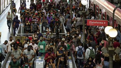 Aglomeração na plataforma da CPTM na Estação da Luz, no Centro de São Paulo, nesta segunda-feira (15)