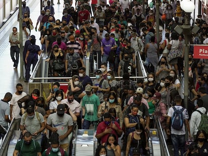 Aglomeração na plataforma da CPTM na Estação da Luz, no Centro de São Paulo em 15 de março.