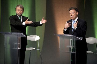 Antanas Mockus gesticula mientras habla Juan Manuel Santos, durante el debate.