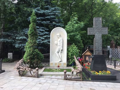 La tumba de Lev Yashim en el Cementerio de Vagankovskaya en Moscú.