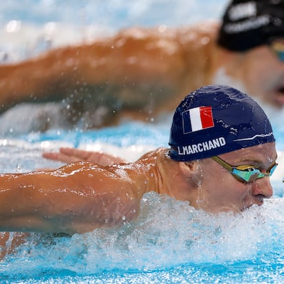Paris (France), 30/07/2024.- Leon Marchand of France competes in the Men 200m Butterfly Semifinals of the Swimming competitions in the Paris 2024 Olympic Games, at the Paris La Defense Arena in Paris, France, 30 July 2024. (200 metros, Francia) EFE/EPA/CHRISTIAN BRUNA
