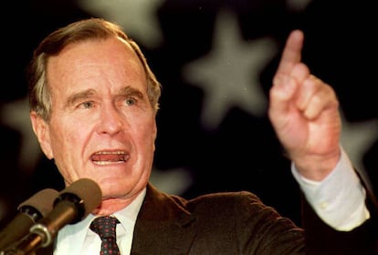 El entonces presidente de EE UU, George H. W. Bush, en un mitin en octubre de 1992 en Connecticut. George Bush padre, que estuvo cuatro años al frente de la Casa Blanca, de 1989 a 1993 —fue el presidente republicano que llegó al poder tras los dos mandatos de Ronald Reagan—, ha fallecido este viernes por la noche a los 94 años.