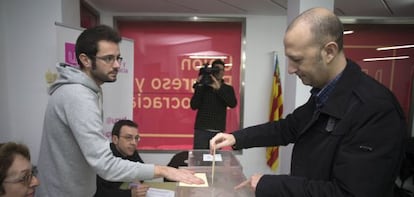 Alexis Marí, nuevo coordinador territorial de UPyD en la Comunidad Valenciana, este sábado al depositar su voto.