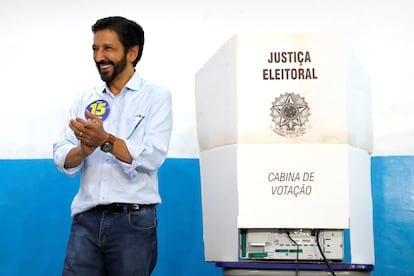 Ricardo Nunes, en un colegio electoral en Sao Paulo.