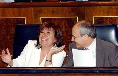 Los ministros de Medio Ambiente, Cristina Narbona e Industria, José Montilla, conversan en el Congreso.