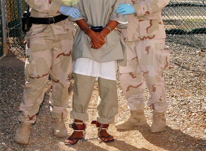 En la prisión de Guantánamo conviven alrededor de 270 presos. En febrero, el director de la CIA admitió haber utilizado <i>curas de agua</i> entre 2002 y 2003 bajo su custodia. La Administración Bush, que reclama que es un método completamente legal, ha afirmado, a pesar de las denuncias presentadas por AI, que no derogará su utilización aunque las circunstancias lo requieran. En la imagen, la entrada a uno de los sectores de la prisión.