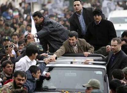 El presidente iraní, Mahmud Ahmadineyad, saluda a sus seguidores en un viaje por la provincia de Elam, al oeste de Irán.