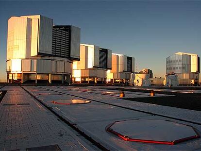 Los edificios de los cuatro telescopios gigantes del conjunto VLT, en la cumbre de Cerro Paranal (desierto chileno de Atacama).