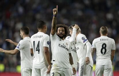 El jugador del Real Madrid, Marcelo, celebra junto a sus compañeros el tanto anotado por él ante el equipo checo.