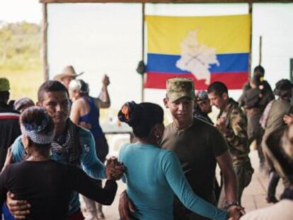 Guerrilheiros vivem placidamente após décadas de terror, alheios e desconectados do mundo no qual despencarão quando a paz for firmada. O EL PAÍS visitou um acampamento após a assinatura do cessar-fogo definitivo