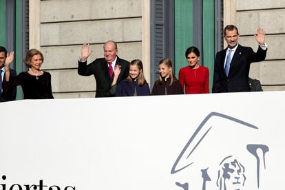 Los Reyes, la princesa Leonor y la infanta Sofía, así como los reyes Juan Carlos y Sofía, saludan a su llegada. 