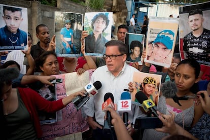 El presidente del Consejo Superior de la Empresa Privada frente a la Dirección de Auxilio Judicial, en Managua.