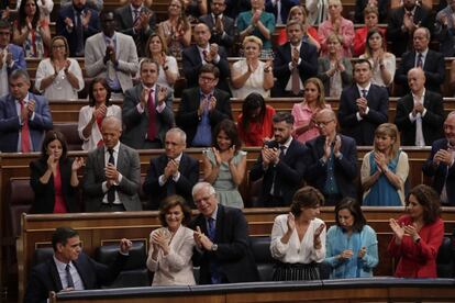 La bancada socialista aplaude la intervención de Pedro Sánchez, este martes en el Congreso. 