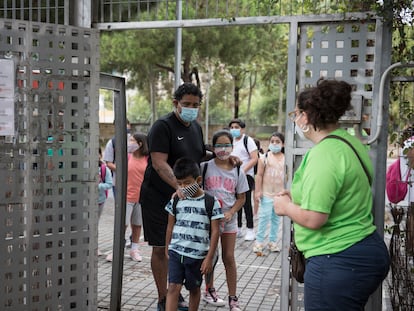 Varios niños, a la entrada de un campamento organizado por la Fundación Pere Tarres, en Barcelona.