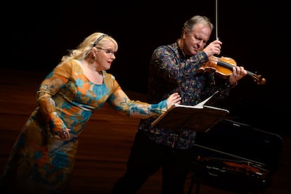 La soprano Anu Komsi y el violinista Sakari Oramo, durante su interpretación de los 'Kafka fragments'.