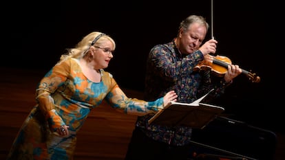 La soprano Anu Komsi y el violinista Sakari Oramo, durante su interpretación de los 'Kafka fragments'.